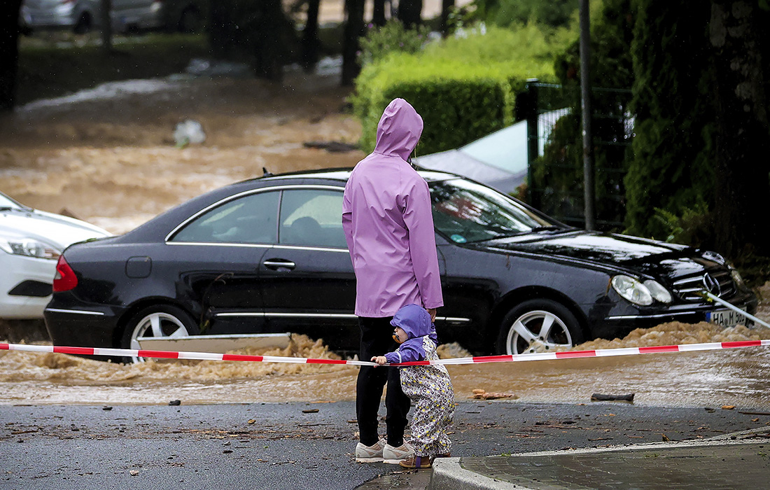 В немецком Хагене несколько автомобилей застряли в потоке воды, пожарным пришлось вызволять водителей