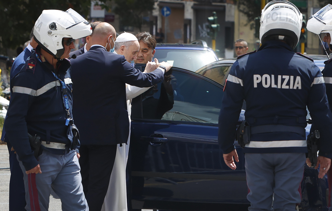 Папа Римский Франциск покинул больницу Джемелли в Риме после перенесенной в начале июля операции