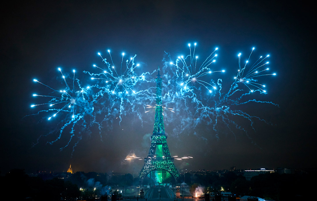 В среду вечером в Париже прошел традиционный праздничный фейерверк в честь Дня взятия Бастилии