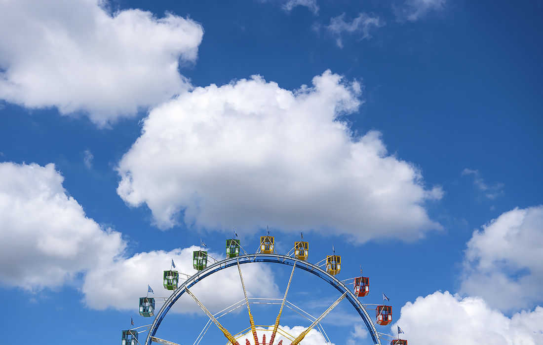 Поскольку в этом году "Октоберфест" снова отменяется, аттракционы установили в центре Мюнхена, чтобы горожане смогли насладиться праздничной атмосферой летом