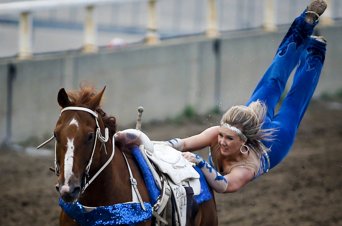 Наездница Шелби Пирсон во время родео в канадском Калгари