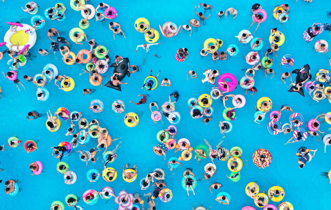 Жители китайского города Нанкин спасаются от летней жары в аквапарке