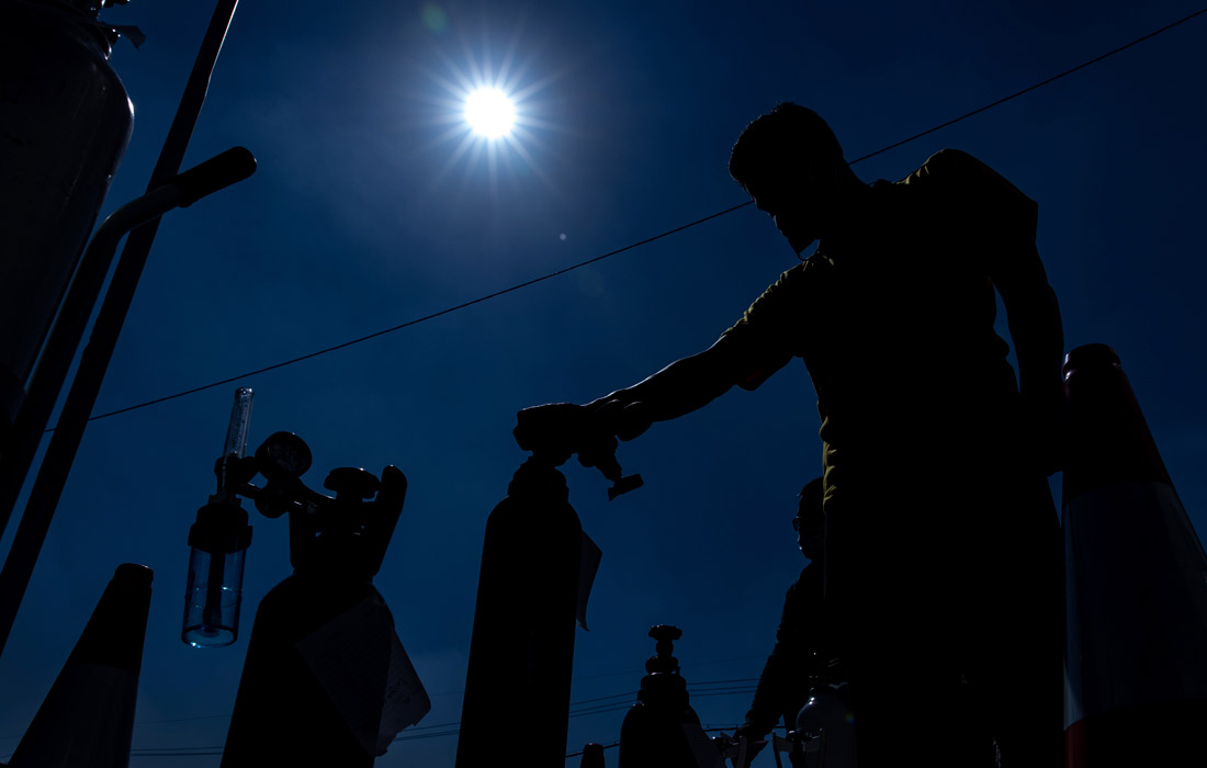 В Индонезии на фоне всплеска заболеваемости COVID-19 начался кислородный кризис. В больницах заканчивается кислород для пациентов с коронавирусом.