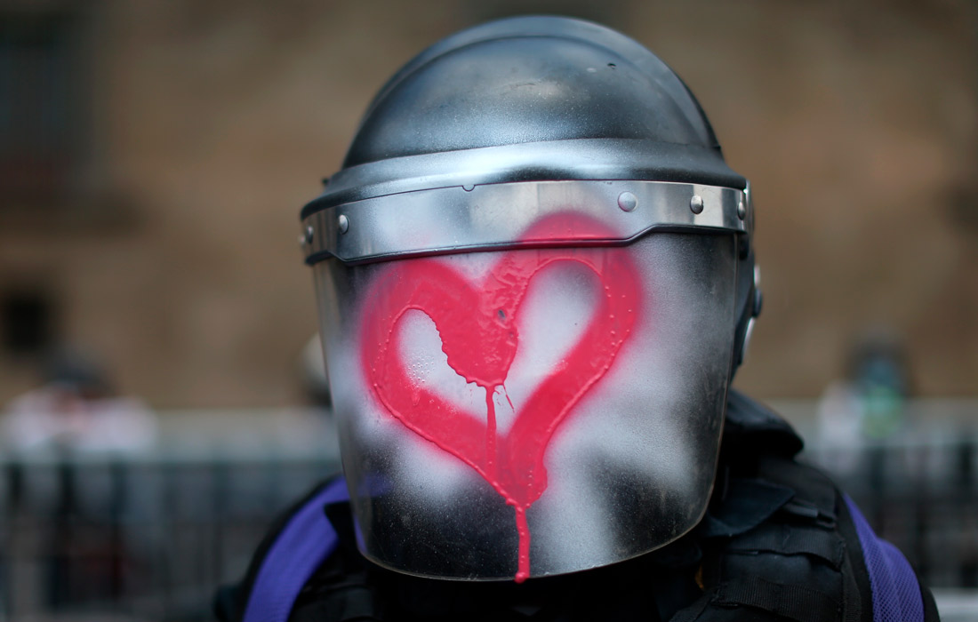 Участницы феминистских движений Мехико провели марш против насилия по отношению к женщинам