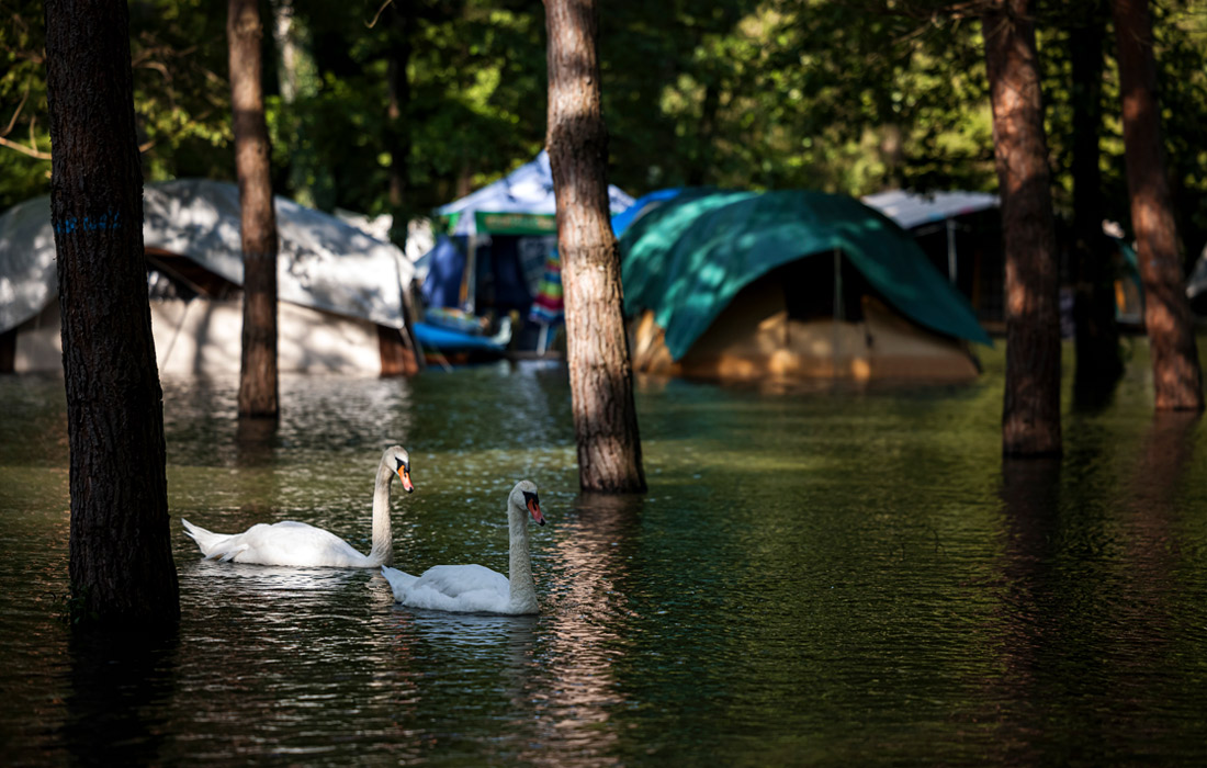 Вслед за Германией наводнения пришли в Швейцарию. На фото: затопленный кемпинг на восточном берегу озера Невшатель.