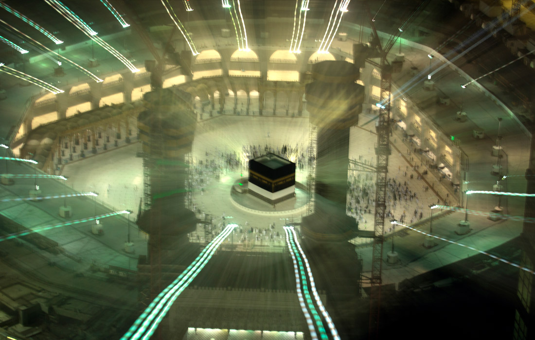 В Саудовской Аравии начались приуроченные к хаджу ритуалы. В июне саудовские власти постановили, что в хадже смогут принять участие люди в возрасте от 18 до 65 лет, прошедшие полный курс вакцинации от COVID-19.