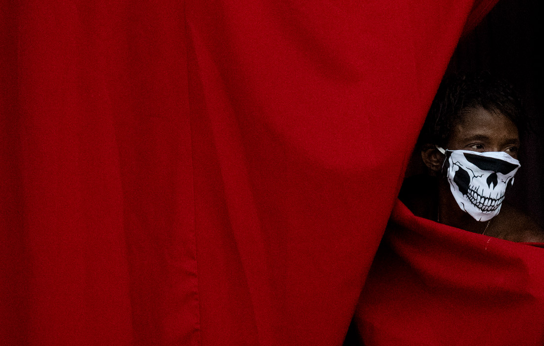 20 июля. На третьей позиции в мире по числу инфицированных находится Бразилия, где за время пандемии зарегистрировано 19 391 845 заболевших, умерло 542 756 человек. На фото: бездомный в Рио-де-Жанейро.