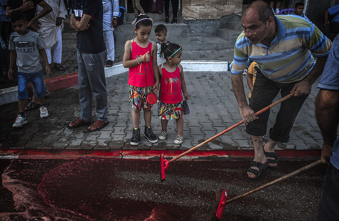 Уборка улиц после празднования Курбан-байрама в Газе