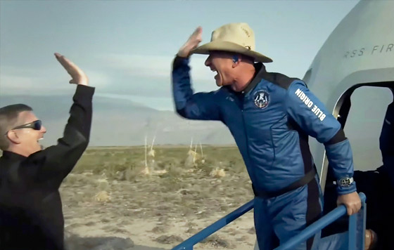 Миллиардер Джефф Безос вернулся из космоса