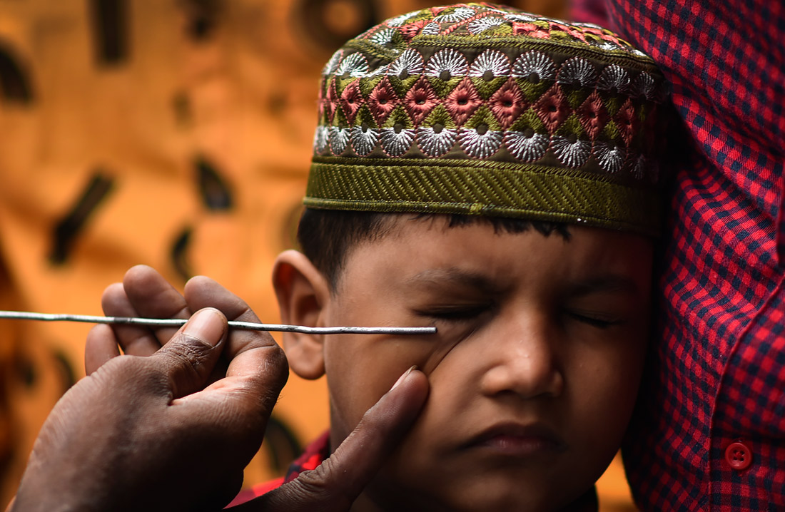 Мальчику наносят сурьму на веки перед посещением мечети в Ченнае на юге Индии