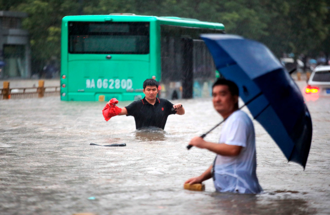 Не менее 25 человек погибли в результате наводнений в китайской провинции Хэнань, еще семь числятся пропавшими без вести