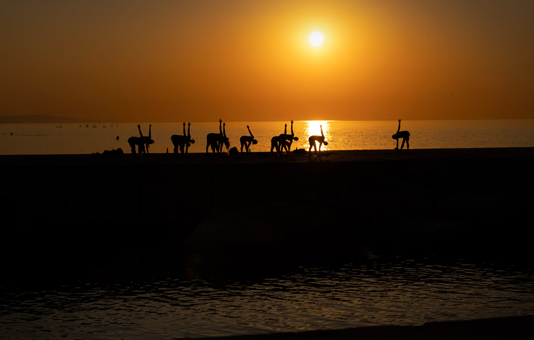 Жители Барселоны практикуют йогу