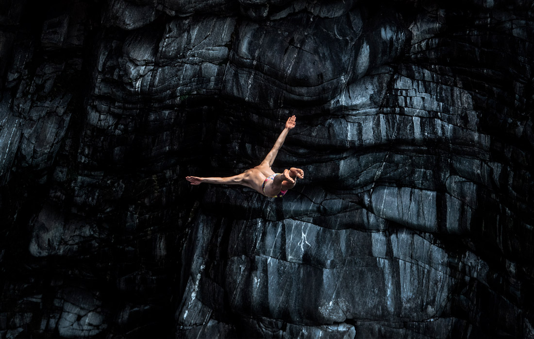 В швейцарском Понте Бролла проходит Международный чемпионат по клифф-дайвингу