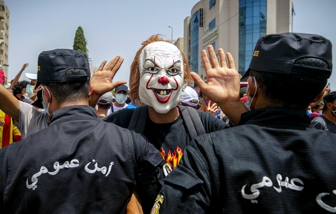 Тунисцы проводят акцию протеста в ответ на проблемы в секторе здравоохранения в стране, требуя отставки правительства и роспуска парламента
