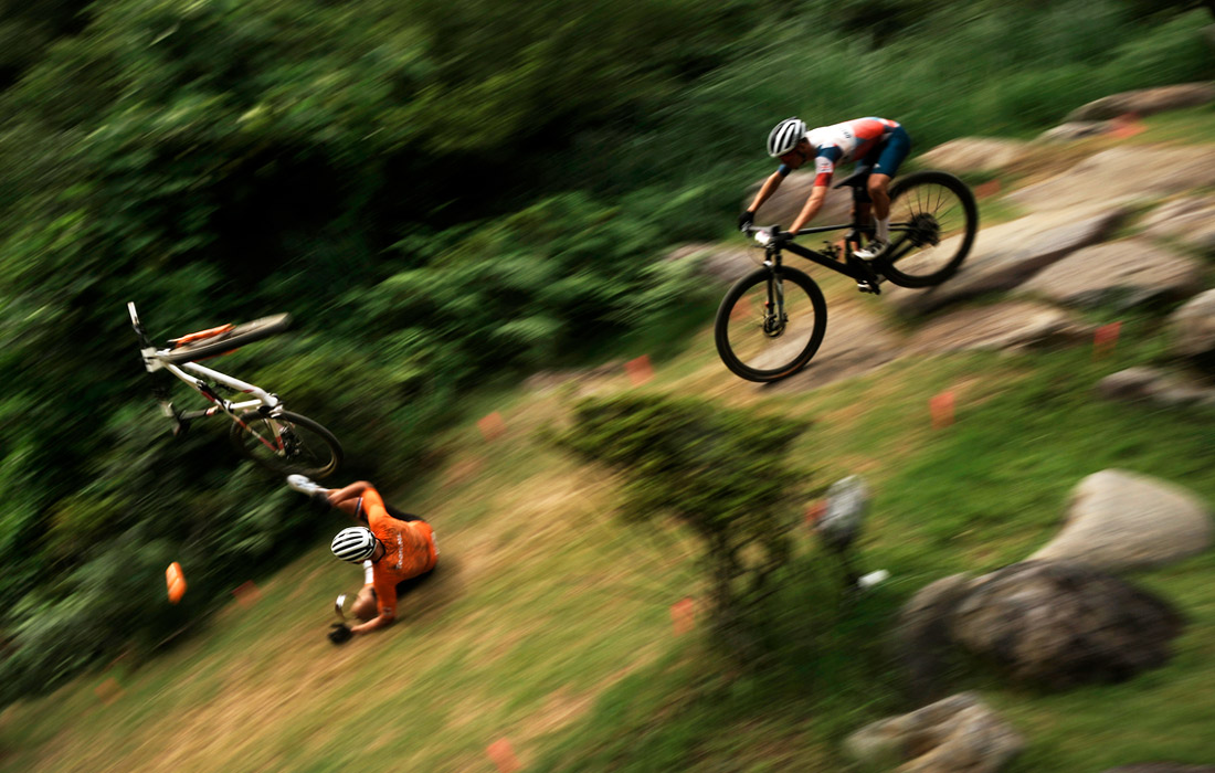 Нидерландский гонщик Матье ван дер Пул падает на соревнованиях по маунтинбайку