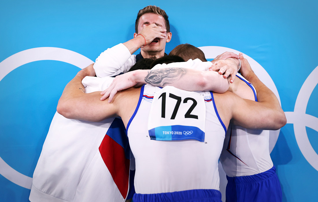 Мужская сборная России по спортивной гимнастике побеждает в командном турнире в многоборье