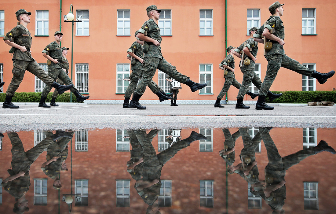 Первые занятия военнослужащих Преображенского полка весеннего призыва