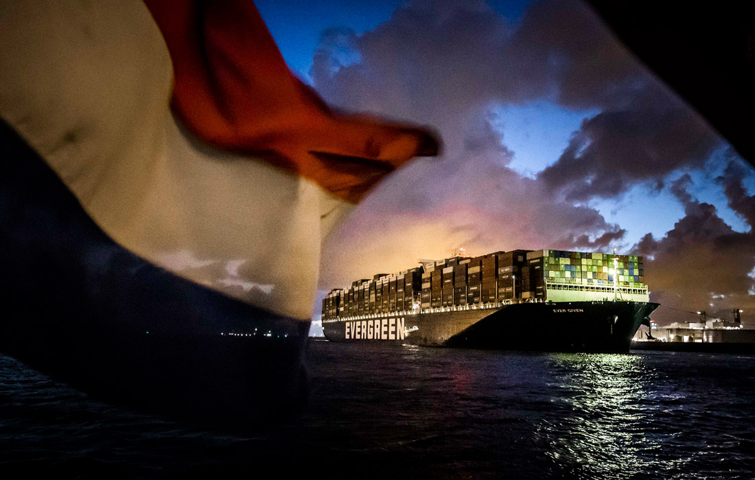 Контейнеровоз Ever Given, в конце марта севший на мель в Суэцком канале, прибыл в порт Роттердама