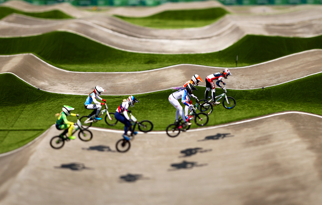 Велосипедистки во время соревнований по BMX Racing в Токио
