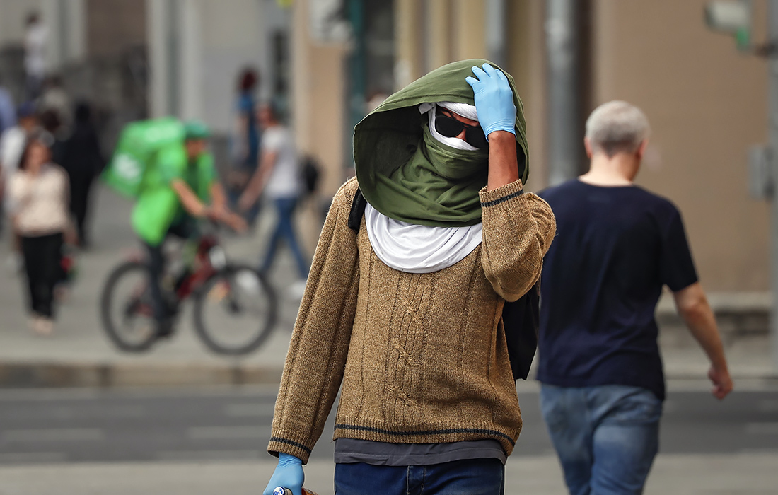 В Москве отменено требование носить перчатки в общественных местах. Ношение масок и перчаток в публичных местах в столице стало обязательным с 12 мая 2020 года.