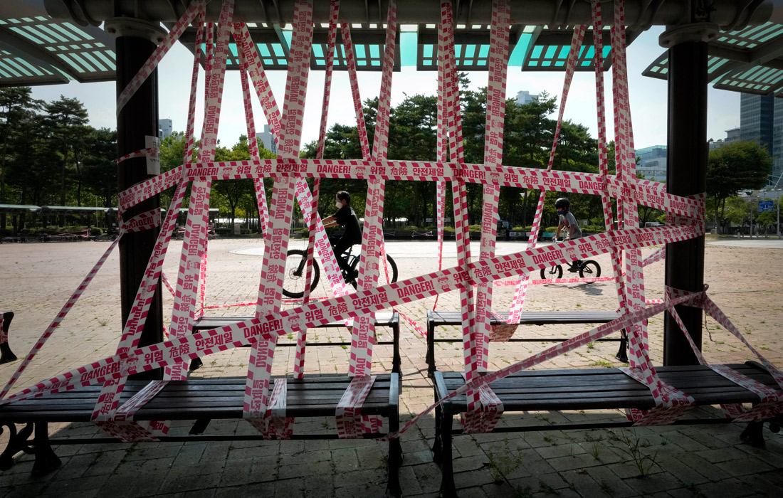 В Южной Корее скамейки заклеили скотчем в соответствии с правилами социального дистанцирования