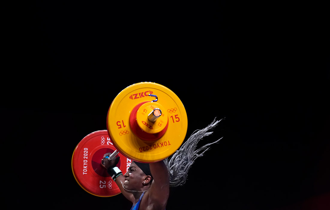 Французская спортсменка Гаэль Найо-Кетчанке выступает на соревнованиях по тяжелой атлетике