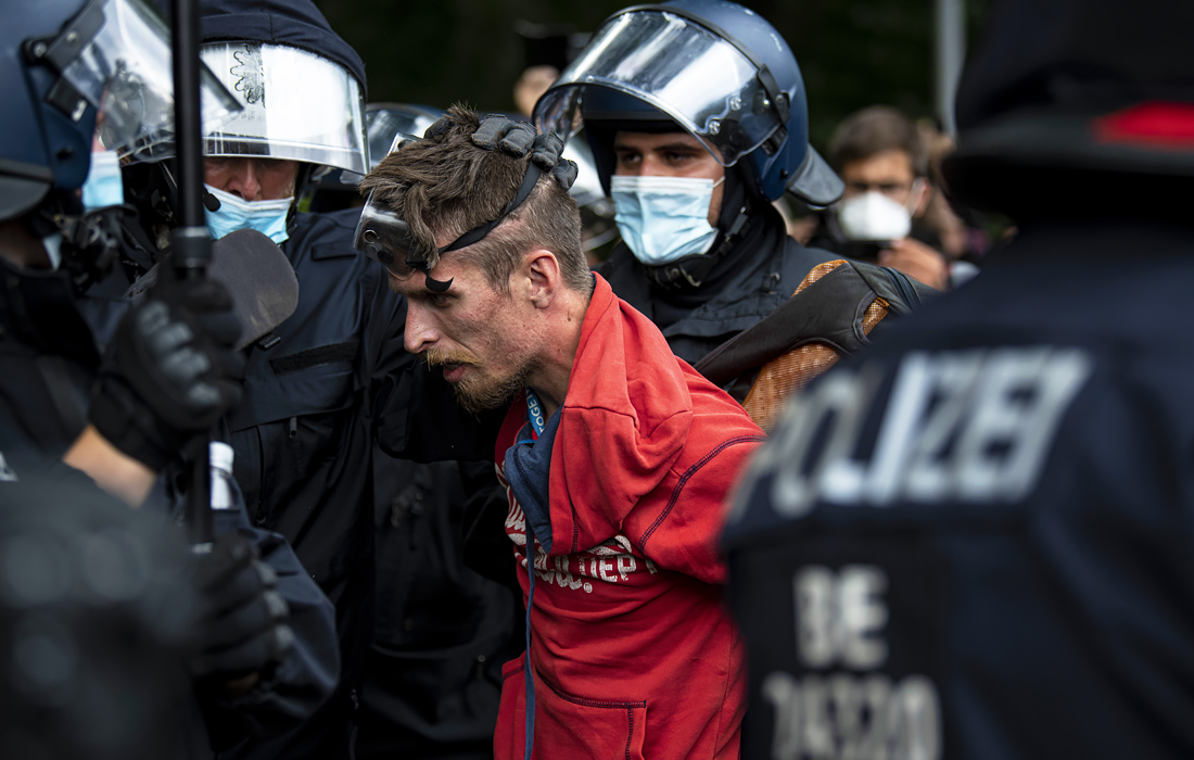 2 августа. В Берлине прошли 13 акций протеста против коронавирусных ограничений. В ходе воскресных протестов задержали около 600 человек.
