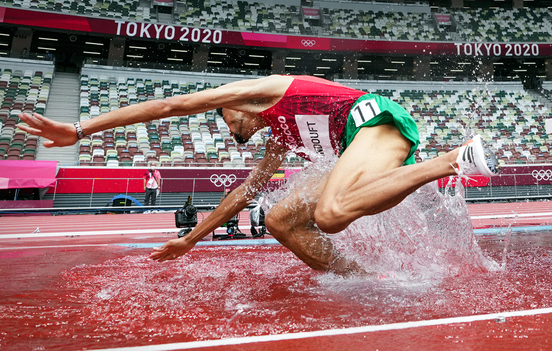 Марокканский спортсмен падает во время забега на 3000 метров с препятствиями