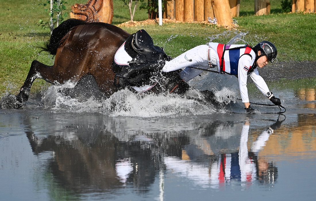Всадник Arinadta Chavatanont из Таиланда падает с лошади