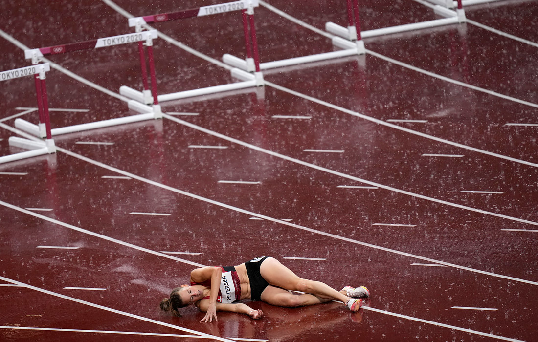 Датская легкоатлетка Sara Petersen упала в беге на 400 м с барьерами