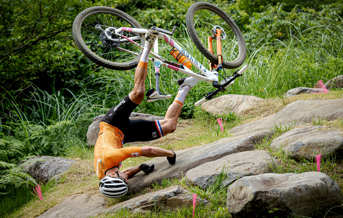 Голландский гонщик Матье Van der Пул упал на первом круге соревноvaний по маунтинбайку