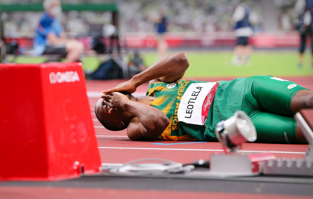 Спортсмен из ЮАР Гифт Леотлела получил травму во время полуфинала в беге на 100 м среди мужчин