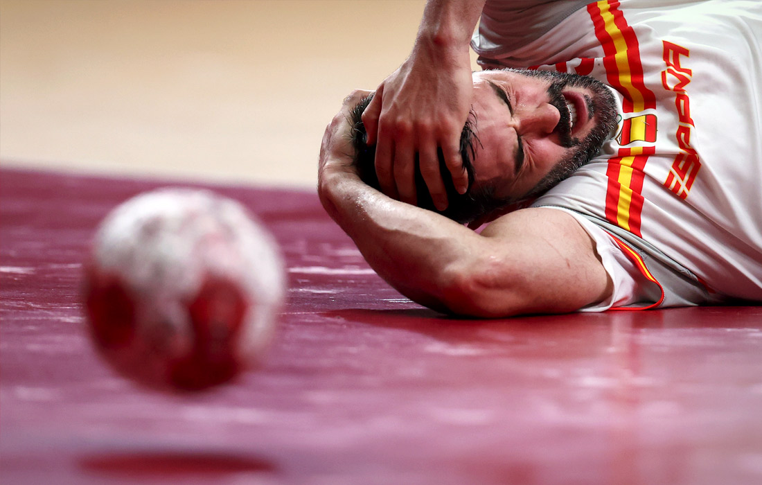 Испанский гандболист Рауль Энтрериос после падения во время матча против Германии