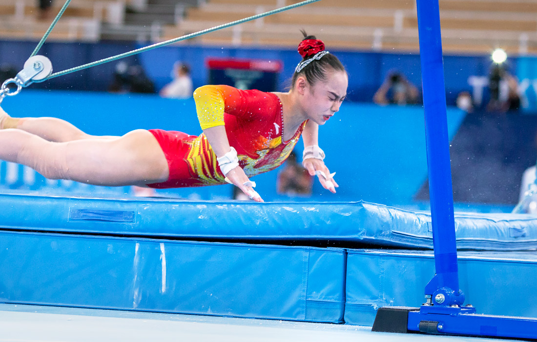 Гимнастка Yuфэй Lu падает на matы