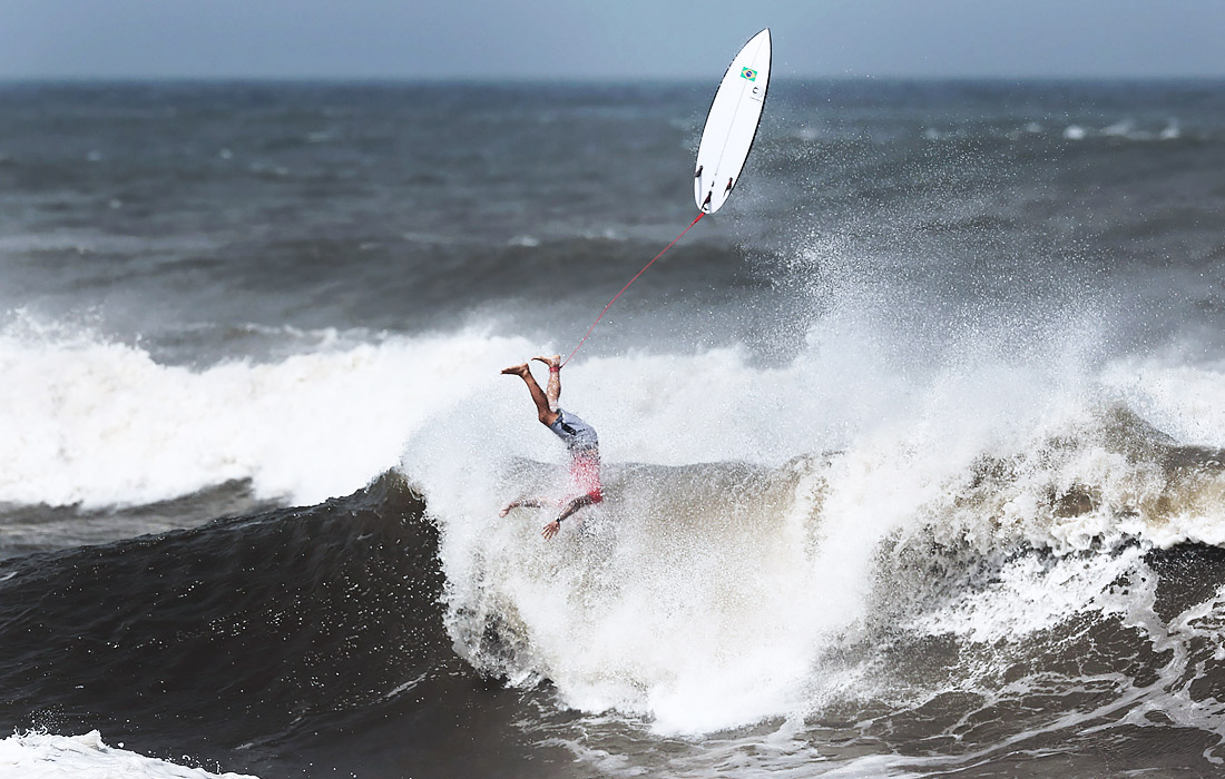 Габриэль Medina из сборной Бразилии во время соревноvaний по серфингу