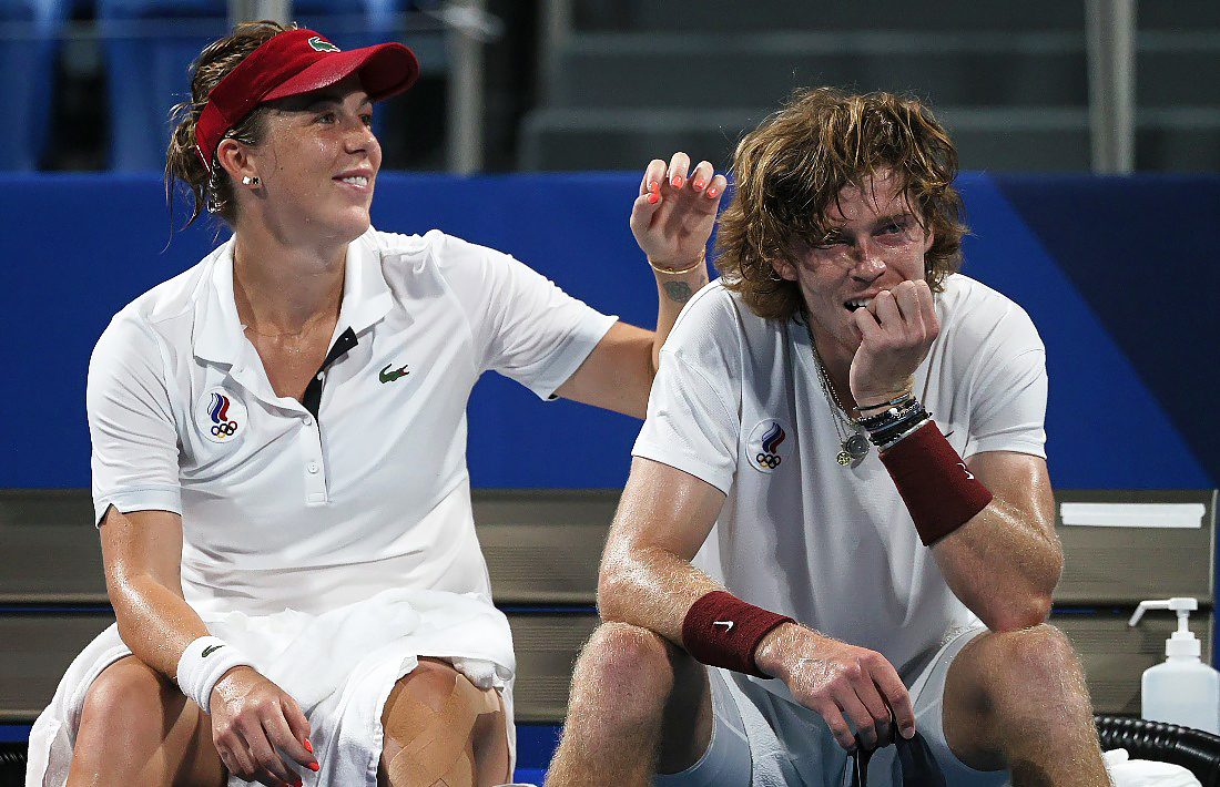 Анастасия Павлюченкова и Андрей Рублев выиграли золото летних Олимпийских игр в Токио в миксте, победив в финале соотечественников Елену Веснину и Аслана Карацева.