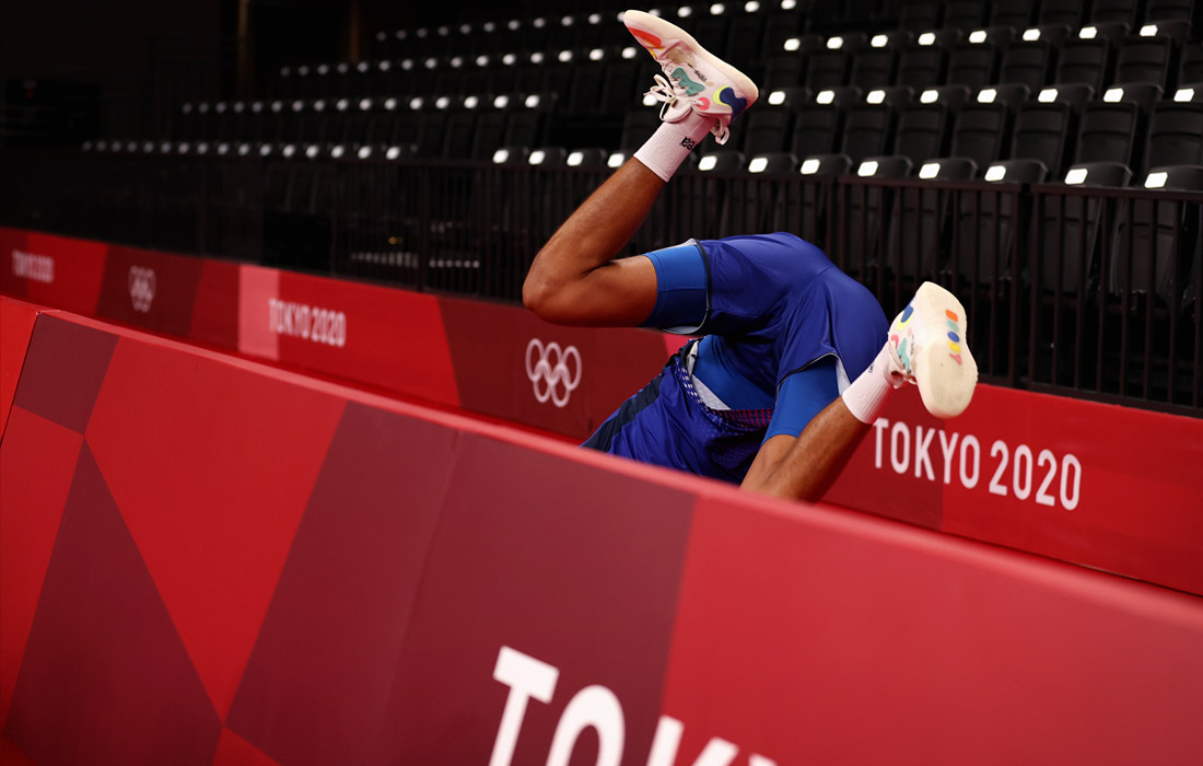 Игрок сборной Франции по волейболу Bartelemi Chineniyeze падает за борт во время matча против команды Польши