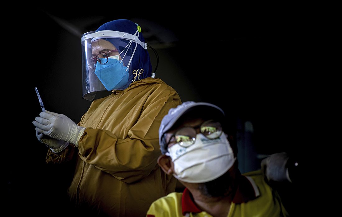 Индонезия проводит массовую вакцинацию среди людей с психическими проблемами