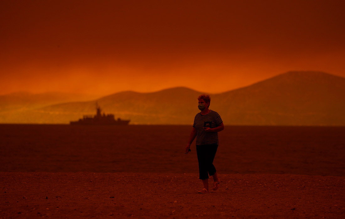 Десять кораблей стоят в городе Пефки, на севере острова, готовые в случае необходимости эвакуировать еще больше людей