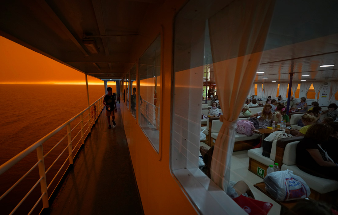 На Эвии более 2 тысяч человек были эвакуированы на пароме