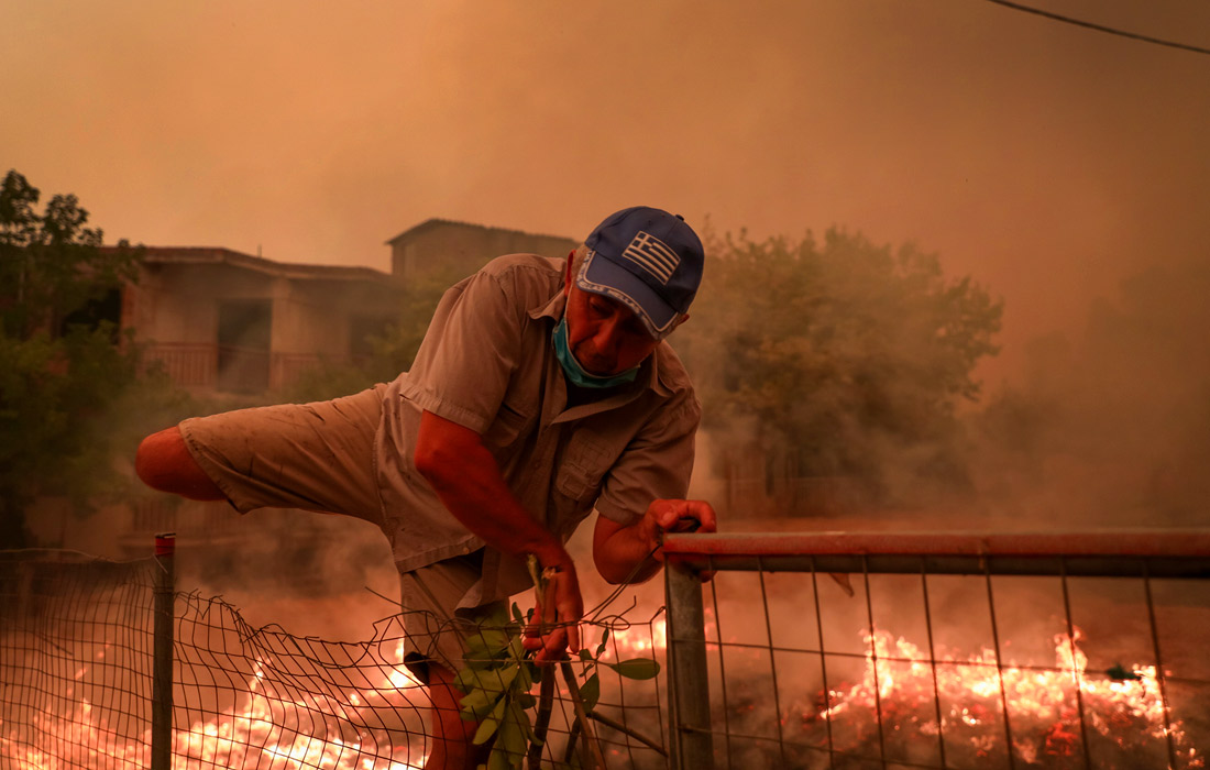 Премьер-министр Греции Кириакос Мицотакис заявил, что приоритетом правительства является "прежде всего защита человеческих жизней"