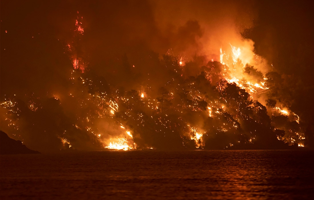 Один из пожаров разрезал второй по величине остров страны Эвия пополам. Другие захватили покрытые лесом горные склоны и обогнули древние места, оставляя за собой след разрушения, который один чиновник назвал "библейской катастрофой".