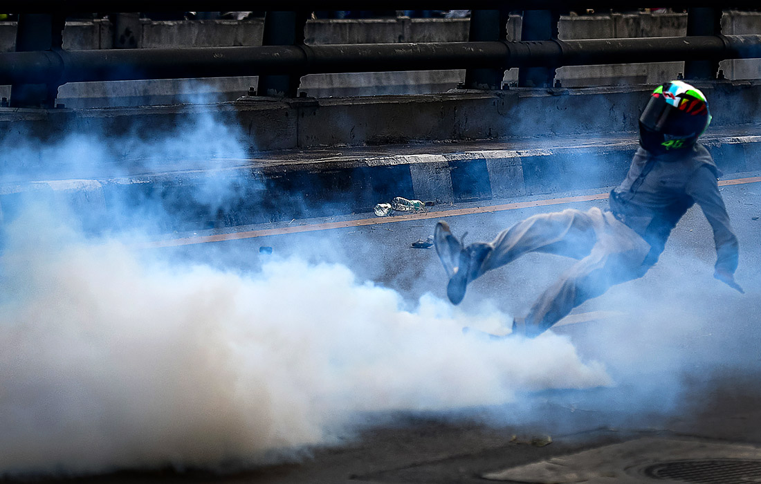 Столкновения между полицией и участниками антиправительственного шествия произошли в Бангкоке. Участники акции требовали отставки правительства, сокращения бюджета на содержание королевской семьи и Вооруженных сил и перераспределения этих средств на борьбу с коронавирусом.
