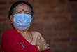 11 августа. В Непале проходит вакцинация пожилых людей от коронавируса COVID-19 препараторм AstraZeneca.