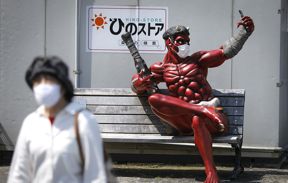 Японский демон Они ненадолго покинул Дзигоку (японский ад), чтобы призвать всех носить маски. Ну и селфи сделать.