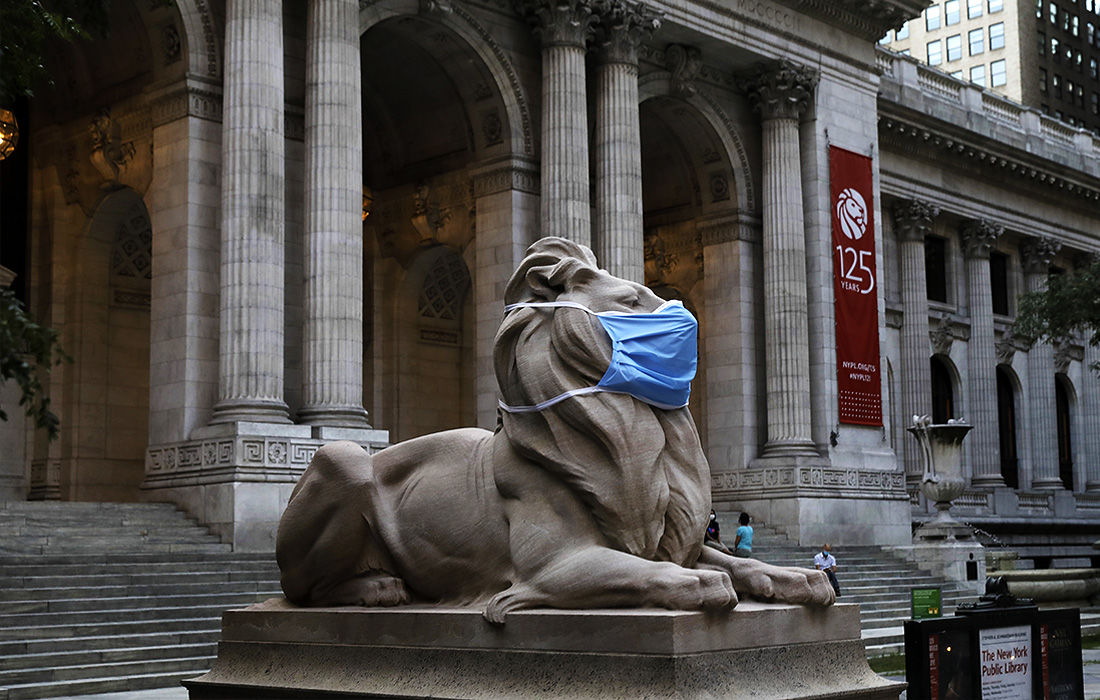 Точное количество львов, пострадавших от COVID, пока неизвестно, но осторожная статуя льва у Нью-Йоркской библиотеки носит маску и не надеется на случай