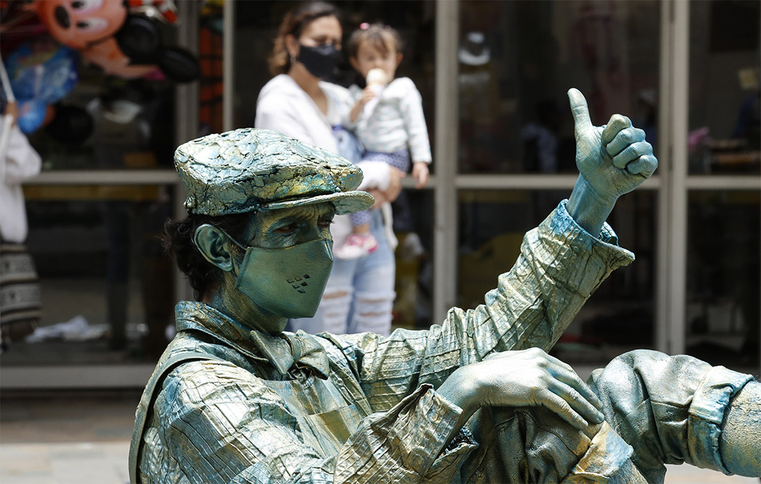 Ненастоящая статуя в Колумбии тоже носит маску. Это правильно.