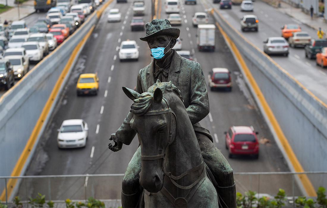 Статуя сражавшегося за независимость Кубы Максимо Гомеса носит маску. Носи маску и ты.