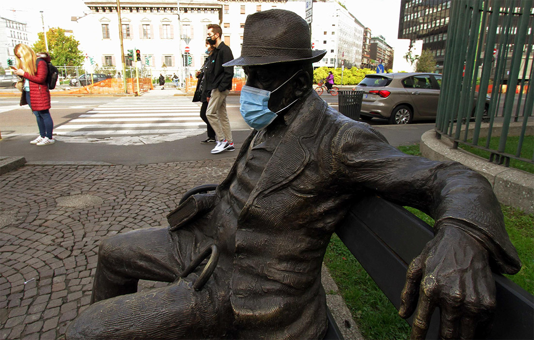 Статуя болгарского поэта Пенчо Славейкова сидит в маске на лавочке в Милане