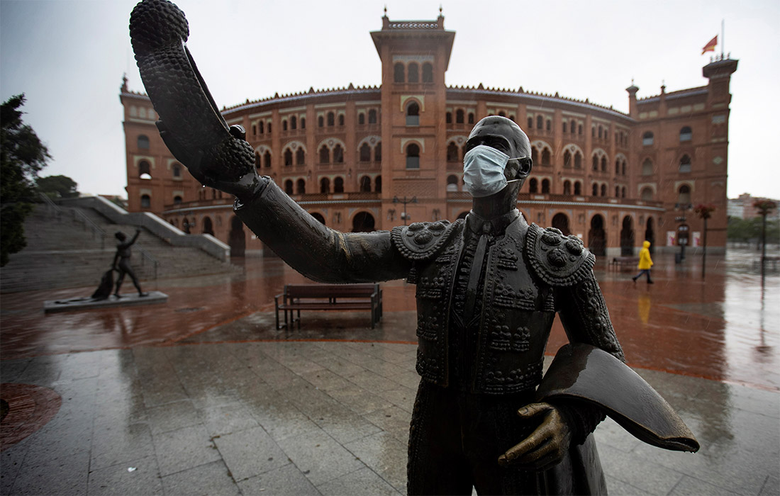 Статуя тореадора у арены в Мадриде авторства скульптора Эмилио Лаиса Кампоса тоже в маске